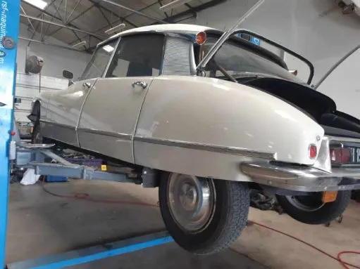 Remise en état d'une citroën DS à Loyettes , Loyettes, CED Auto